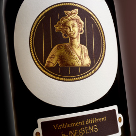 Réimpression sur dorure galbée pour étiquettes de bouteille de vin : ajoutez des détails précis et sophistiqués à vos décors pour un rendu premium, contrasté et impactant.