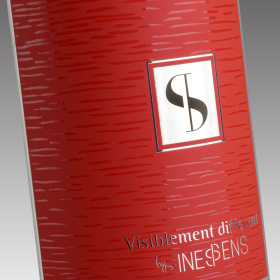 Sérigraphie pour étiquettes de bouteille de vin : couleurs profondes, contrastes marqués et effets de texture uniques avec une reproduction colorimétrique précise et constante.