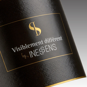 Vernis digital pour étiquette de bouteille de vin : effet tactile subtil et contraste visuel fort, avec grande liberté créative et sans frais d’outil pour des étiquettes premium.