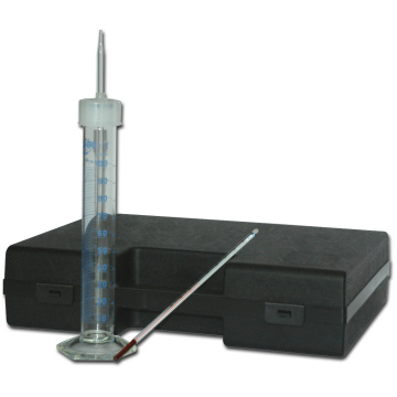 le dosage du co2 peut se faire aisément et simplement de manière volumétrique directement à l’aide d’un carbodoseur.
cette méthode est la plus simple et la plus adaptée au contrôle de chai.elle s’effectue à l’aide d’une éprouvette bouchée, préalablement remplie de l’échantillon à doser, qui une fois agitée laisse s’échapper un certain volume d’échantillon, en relation avec la teneur en co2. le volume de vin restant dans l’éprouvette ainsi que la température de l’échantillon, rapportés à une tab