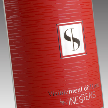 Sérigraphie pour étiquettes de bouteille de vin : couleurs profondes, contrastes marqués et effets de texture uniques avec une reproduction colorimétrique précise et constante.