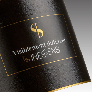 Vernis digital pour étiquette de bouteille de vin : effet tactile subtil et contraste visuel fort, avec grande liberté créative et sans frais d’outil pour des étiquettes premium.