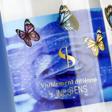 Vitrophanie pour bouteilles de vin : créez un espace de communication supplémentaire grâce à la transparence du verre et valorisez vos produits avec des effets visuels originaux.